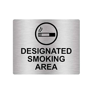 Immagine di Designated Smoking Area Segno Adesivo Avviso Metallico Argento Inciso Nero con Icona Universale Simbolo e Testo (Dimensioni 120 mm x 100 mm) (Argento)