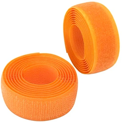 Immagine di Aerzetix C65909 Nastro/rotolo di scratch 20mm 1 metro auto aggrappante organizer/fermacavo striscia aggancio sacchetto indumento cinghia colore: arancione in poliammide e poliestere