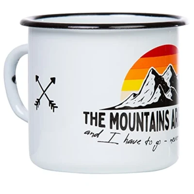 Immagine di MUGSY MOUNTAINS ARE CALLING Tazza smaltata bianca per gli appassionati di esterni e le escursioni con motivo montagna, infrangibile 330 ml