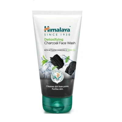 Immagine di Himalaya Detoxifying Charcoal Face Wash with the Goodness of Green Tea and Coconut Powder, Removes Dirt Purifies Skin, Leaving It Clean Refreshed 150 ml