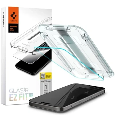 Immagine di Spigen GLAStR EZ FIT [1 PACK] Pellicola protettiva per iPhone 15 PRO (2023) in vetro temperato di alta qualità, compatibile con custodia protezione sensore confezione]