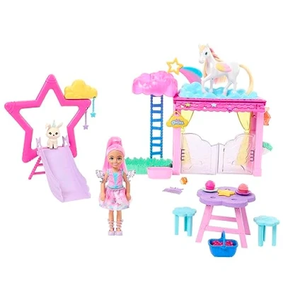 Immagine di Barbie Un Tocco di Magia Playset con Bambola Chelsea e la Piccola cavalla alata Pegaso, Set stalla, Coniglietto Accessori Inclusi, Giocattolo per Bambini, 3+ Anni, JCW56