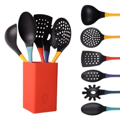 Immagine di MasterChef Utensili Cucina con Porta, Mestoli, Spatola, Cucchiaio, Leccapentole, Set Pasticceria e Altro AntiGraffio Resistente al Calore, Casa Accesori Antiaderente, Multicolor, Nylon