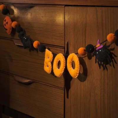 Immagine di Lights4fun Ghirlanda di Halloween in Feltro &quot;BOO&quot; con Zucca, Fantasma, Pipistrello e Ragno de 1,5 m Appesa Decorazione d&#039;Interni