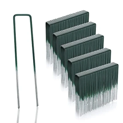 Immagine di GardenMate 250 Picchetti per Fissaggio a Terra di Filo d’Acciaio Zincato Caldo, Prati Sintetici, 150 mm x 25 mm, Spessore 2,9 Testa Piatta, metà Verde Color Acciaio