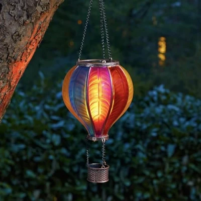 Immagine di Festive Lights Lanterna solare a forma di mongolfiera LED da appendere all&#039;esterno, effetto vetro, con manico (lanterna arcobaleno)