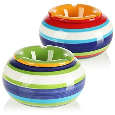 Immagine di com four® 2x Posacenere Antivento in Ceramica Dolomite Portacenere con Strisce Colorate Blu, Giallo, Verde, Rosso [Selezione Varia] (02 pezzi Ø 14 cm colorato)
