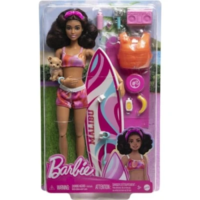Immagine di Barbie Set bambola con tavola da surf e cagnolino, snodata capelli castani, telo mare, stereo tanti accessori spiaggia, giocattolo per bambini, 3+ anni, HPL69
