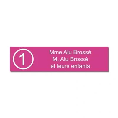 Immagine di Targhetta incisa per nome e numero cassetta delle lettere autoadesiva, 10 x 2,5 cm, personalizzata da 1 a 3 righe, rosa