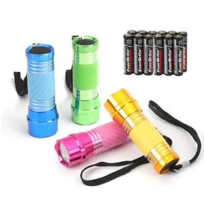 Immagine di EverBrite 4 Pezzi Torce Elettriche LED Portachiave, Torcia Portatile Set, Pile della Luce per Campeggio, Escursioni, Caccia, Zaino in Spalla Inclusi Cordino, 12 x AAA Batterie