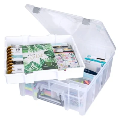 Immagine di AB Designs 6899ABD Super Satchel Double Deep con vassoio sollevabile e divisori rimovibili, contenitore impilabile per la casa, trasparente, chiusure manico in argento