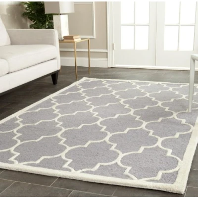 Immagine di SAFAVIEH Tappeto Geometrico per Soggiorno, Sala da pranzo, Camera letto Cambridge Collection, A Pelo Corto, Argento e Avorio, 91 X 152 cm