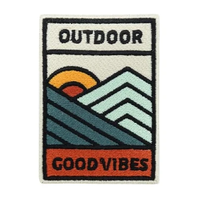 Immagine di Finally Home toppa da agganciare Outdoor Good Vibes Zaino patch per esterni, escursioni, distintivo natura, badge montagna