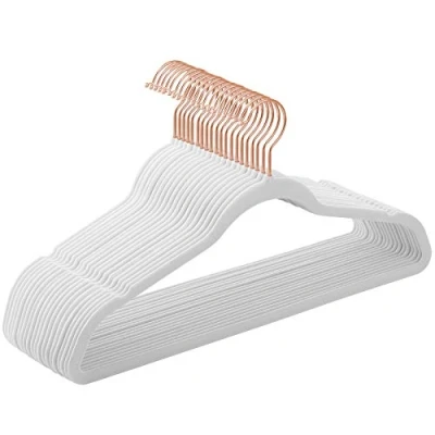 Immagine di SONGMICS Grucce Velluto 30 Pezzi, Appendiabiti Lunghe 41,5 cm, Salvaspazio, Capacità di Carico Elevata, Gancio Girevole a 360, per Cappotti Camicie Completi, Bianco e Oro Rosa CRF026W30