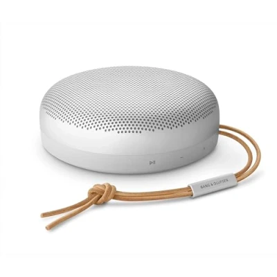Immagine di Bang &amp; Olufsen Beosound A1 (2a Generazione) Speaker Bluetooth Portatile Premium Impermeabile IP67, Suono a 360 Gradi, Assistente Vocale Alexa, Vivavoce, Batteria di 18 Ore Grigio Nebbia