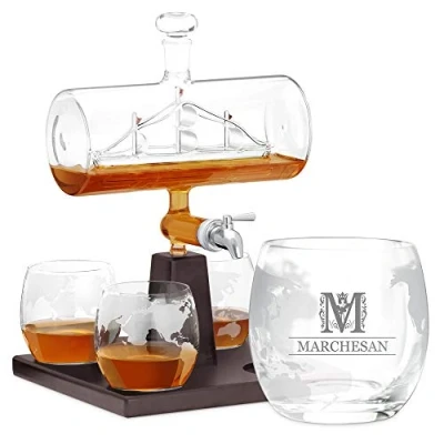 Immagine di Maverton Decanter per whisky in vetro incisione personalizzata Caraffa da 1000 ml con una nave all’interno + 4 Set bicchieri idea regalo l’uomo nobile