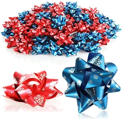 Immagine di com four® 100x Fiocchi Colori: Decorativi autoadesivi con Motivi per Natale e Compleanni (100 Pezzi Fiocco Rosso + Blu)