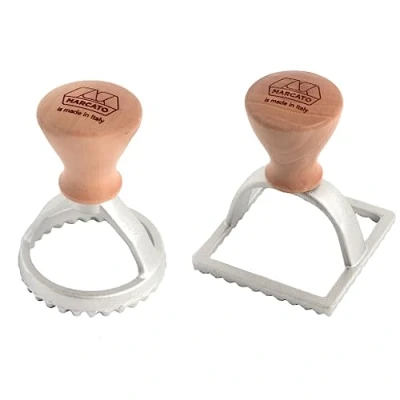 Immagine di Marcato Kit Stampi per Ravioli e Biscotti, Forme Ravioli, Formine in Legno Massello Alluminio Prossofuso, Stampino Rotondo da 58 mm + Quadrato mm. Modello: Raviolè