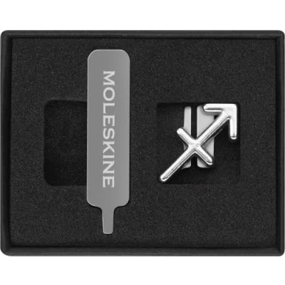 Immagine di Moleskine Pin per Taccuino o Agenda Saggitario, Spilla Simbolo Zodiacale, Personalizza la Chiusura con Elastico, Idee Regalo Personalizzato, Colore Argento