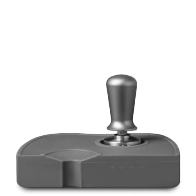 Immagine di Smeg, Pressino Caffè ECTS01 in Acciaio Inox, Calibrato ø51 mm, Impugnatura Ergonomica Alluminio, Tappetino Silicone Sagomato, Compatibile con Portafiltro Smeg ECF01, 0.700 kg