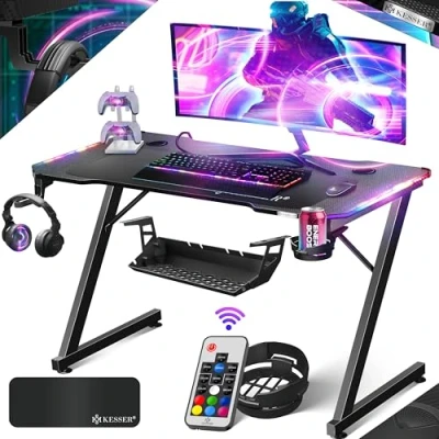 Immagine di KESSER® Scrivania da Gioco LED 120 x 60 cm, a forma di Z, Gancio per Cuffie e Rivestimento in Carbonio, Ergonomica PC, con Portabicchieri, Nero Carbon