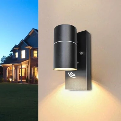 Immagine di Wondlumi Applique da Esterno/Interno LED con Sensore Crepuscolare GU10,Luce Calda 5W,Lampada Parete Esterno IP44 Faretto Moderno Nero per Scala,Corridoio,Balcone,Villa Bagno