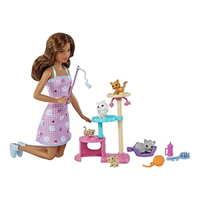 Immagine di Giochi dei Cuccioli con Una Bambola Barbie, 1 Gatto e 4 Gattini, Casetta Ad Albero Accessori, Giocattolo per Bambini 3+ Anni, HHB70