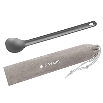 Immagine di Navaris Cucchiaio Manico Lungo 21,5cm Posate Campeggio Titanio Cucchiai Leggeri Mestolo Metallo Accessori Montagna Trekking Custodia Cotone