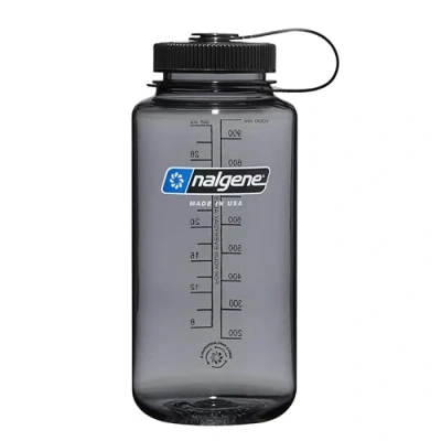 Immagine di Nalgene Sustain Tritan Borraccia senza BPA, realizzata con materiale derivato dal 50% di rifiuti plastica, 32 once, bocca larga, grigio coperchio nero