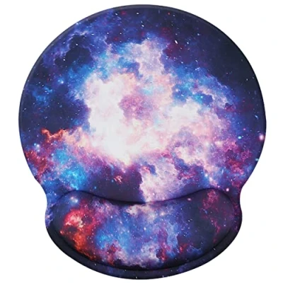 Immagine di Hosimoln tappetino poggiapolsi, mouse ergonomico con memory foam, supporto polso in gomma antiscivolo per giochi di lavoro 25x23 Galaxy034