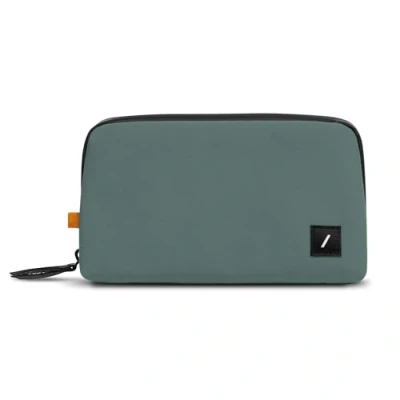 Immagine di Native Union Stow Lite W.F.A Tech Organizer Pochette da viaggio minimalista realizzata con materiali riciclati per riporre e proteggere gli accessori Cavi, caricabatterie, ecc. (Verde ardesia)