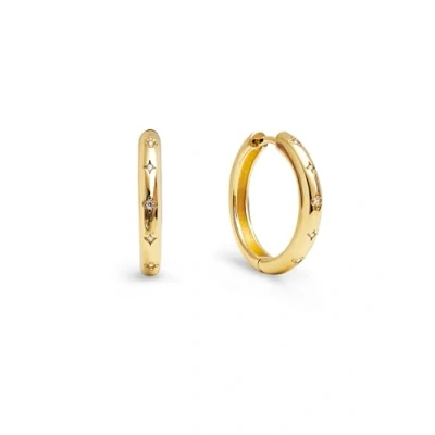 Immagine di SINGULARU Orecchini Cerchio Astra L. Ottone con Placcatura Oro 18Kt. Stile Maxi Dettagli in Zirconi e Stelline. Chiusura Congo/Click. Gioielli da Donna