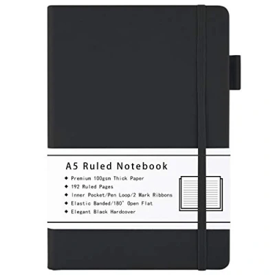 Immagine di Taccuino A5, Diario Rigato con Copertina Rrigida Carta Spessa Premium 100gsm, Tasca Interna, Aanello per Penna, Fascia Elastica, in Finta pelle, 192 Pagine, 14,5 x 21,3 cm (Nero)