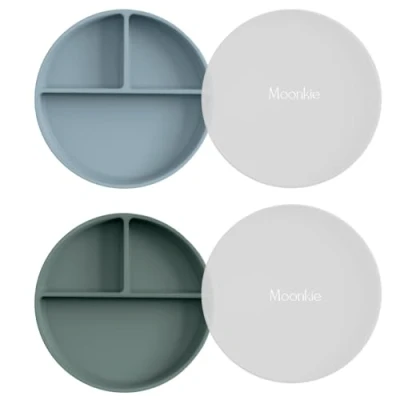 Immagine di Moonkie Piatti a ventosa per bambini e ragazzi divisi in silicone senza BPA con coperchio Sicuri microonde lavastoviglie 2 confezione (Ether/Sage)