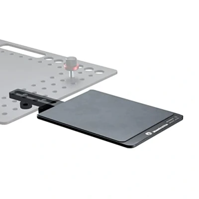 Immagine di Manfrotto TetherGear Supporto per Mouse, Accessorio PC, Mousepad Esterno Laptop in Alluminio Leggero, Doppia Configurazione a Destra o Sinistra, 32 cm x 15 cm, MLTSA2001B