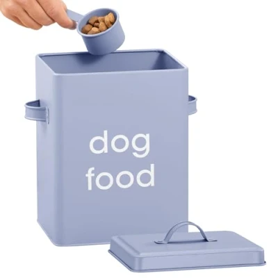 Immagine di Navaris Bidone Porta Crocchette per Cani Croccantini Biscotti Cane Gatto Contenitore Cibo Gatti Scatola Ferro con Coperchio Maniglie e Paletta Design Vintage 5,9 L