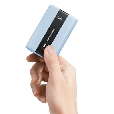 Immagine di VRURC Power Bank 20000mAh, USB C mini PowerBank Piccolo 22,5 W Ricarica rapida con 4 uscite 3 ingressi Caricatore portatile Travel Essentials Display LED compatibile iPhone Samsung Android (Blu)