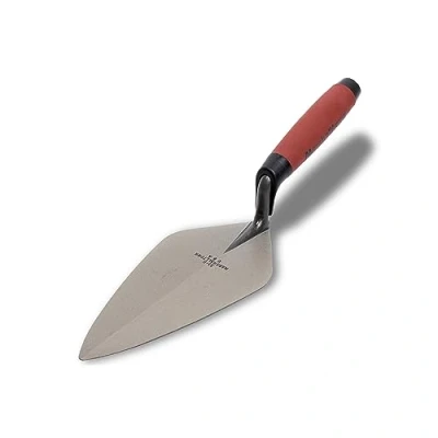 Immagine di cazzuola Marshalltown, London Style con manico ergonomico Durasoft, in acciaio al carbonio, punta larga e collo dritto, dimensioni della cazzuola: 229x108 mm