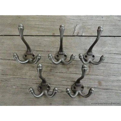 Immagine di Set di 5 ganci classici in ghisa per cappotti, stile antico 1883