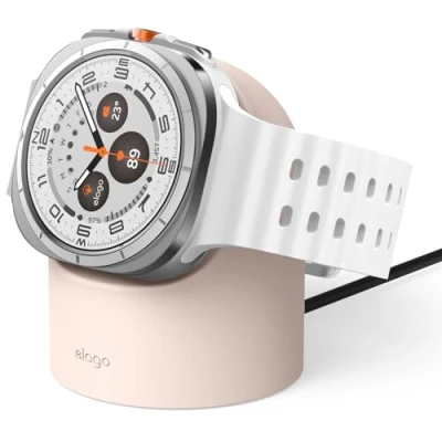Immagine di elago Supporto di Ricarica Compatibile con Samsung Galaxy Watch 7 (40/44mm), Ultra, 6 Series, and 5 Modalità Leggio, Gestione Cavi [Cavo Non Incluso] (Sand Rosa)