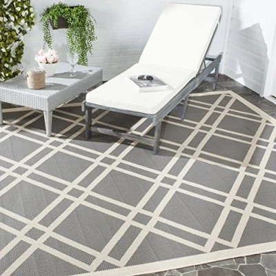 Immagine di SAFAVIEH Tappeto Geometricoper Per Interni ed Esterni Impermeabile Courtyard Collection, A Pelo Corto, Antracite e Beige, 79 X 152 cm