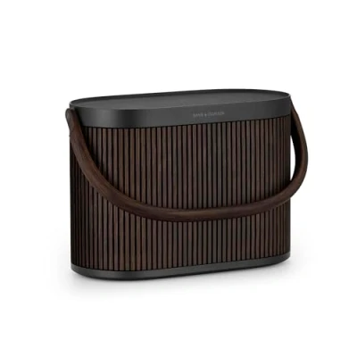 Immagine di Bang &amp; Olufsen Beosound A5 Potente Altoparlante di Lusso Modulare Portatile Bluetooth e WiFi per la Casa o all’Aperto con Batteria a Lunga Durata Ricarica Wireless Integrata Scuro Quercia