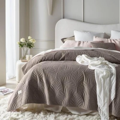 Immagine di ROOM99 Feel Elegante copriletto in marrone, 170 x 210 cm, versatile come o copridivano, coperta per letto e divano, trapunta stile ideale bedspread velluto