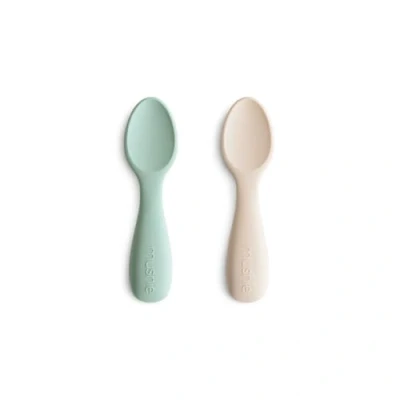 Immagine di Mushie Cucchiai Per Principianti in Silicone Confezione da 2 Bambini Piccoli Neonati che Imparano a Mangiare Soli Lavabile Lavastoviglie Cambridge Blue/Shifting Sand