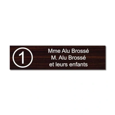 Immagine di Targhetta incisa per nome e numero cassetta delle lettere autoadesiva, 10 x 2,5 cm, personalizzata da 1 a 3 righe, legno