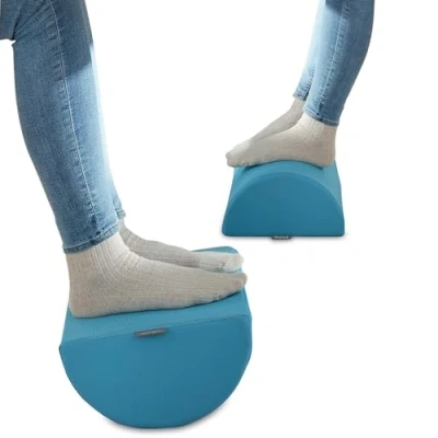 Immagine di Leitz Ergo Cosy Poggiapiedi Regolabile per Gambe e Ginocchia, Adatto alla Scrivania dell&#039;Ufficio/Casa, Realizzato in Gomma Piuma con Rivestimento Tessuto, 260 mm x 140 405 Blu Calmo