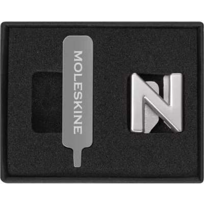 Immagine di Moleskine Pin per Taccuino o Agenda Lettera N, Spilla Lettere, Personalizza la Chiusura con Elastico, Idee Regalo Personalizzato, Colore Argento