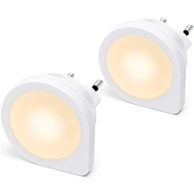 Immagine di Aigostar Luce Notturna Bambini con Sensore Crepuscolare, 2 Pezzi Luci Notturne LED, da Presa per Camere Letto, Corridoio, Cucina, Scale, 0.2W Lampada Comodino 3000K Bianco Caldo
