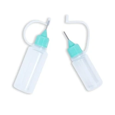 Immagine di Craftelier Kit di 2 bottiglie punta precisione con applicatore in metallo e ugello chiusura Flaconi contagocce ad ago per applicare colla, inchiostri o vernici Capacità 20 ml 10