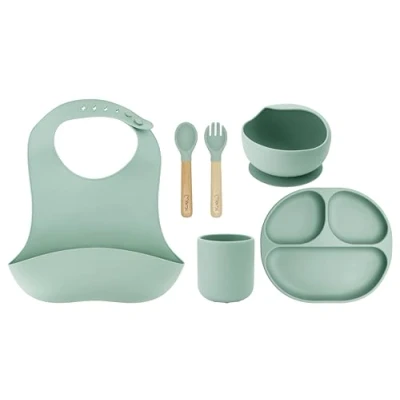 Immagine di Set di stoviglie per bambini MoMi AMI, 6 pezzi: bavaglino, cucchiaio, forchetta, piatto, ciotola da 360 ml e tazza 180 ml, in silicone, lavabili lavastoviglie adatti al microonde